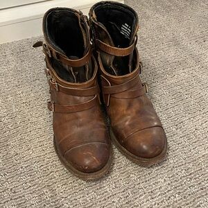 Freebird “Crue” side zip ankle boots. Size 8 Color Cognac.